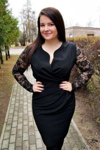 Czarna Elegancka Sukienka z Koronkowym Rękawem PLUS SIZE